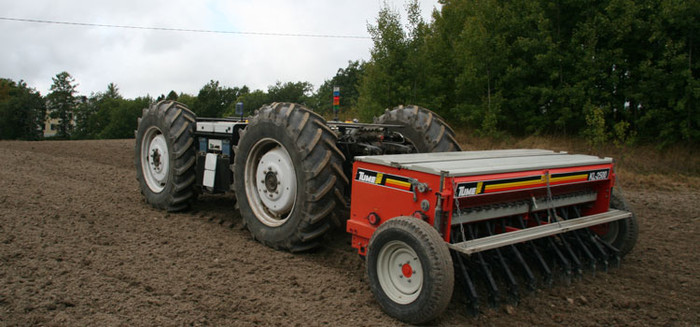 Autonomisten järjestelmien tutkimusryhmässä on kehitelty mm. traktoreiden ohjausjärjestelmien prototyyppejä.